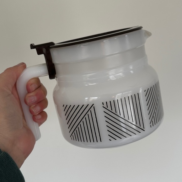 Arc milk glass coffee carafe - vintage - France - 48 fl oz - Picture 2 of 7